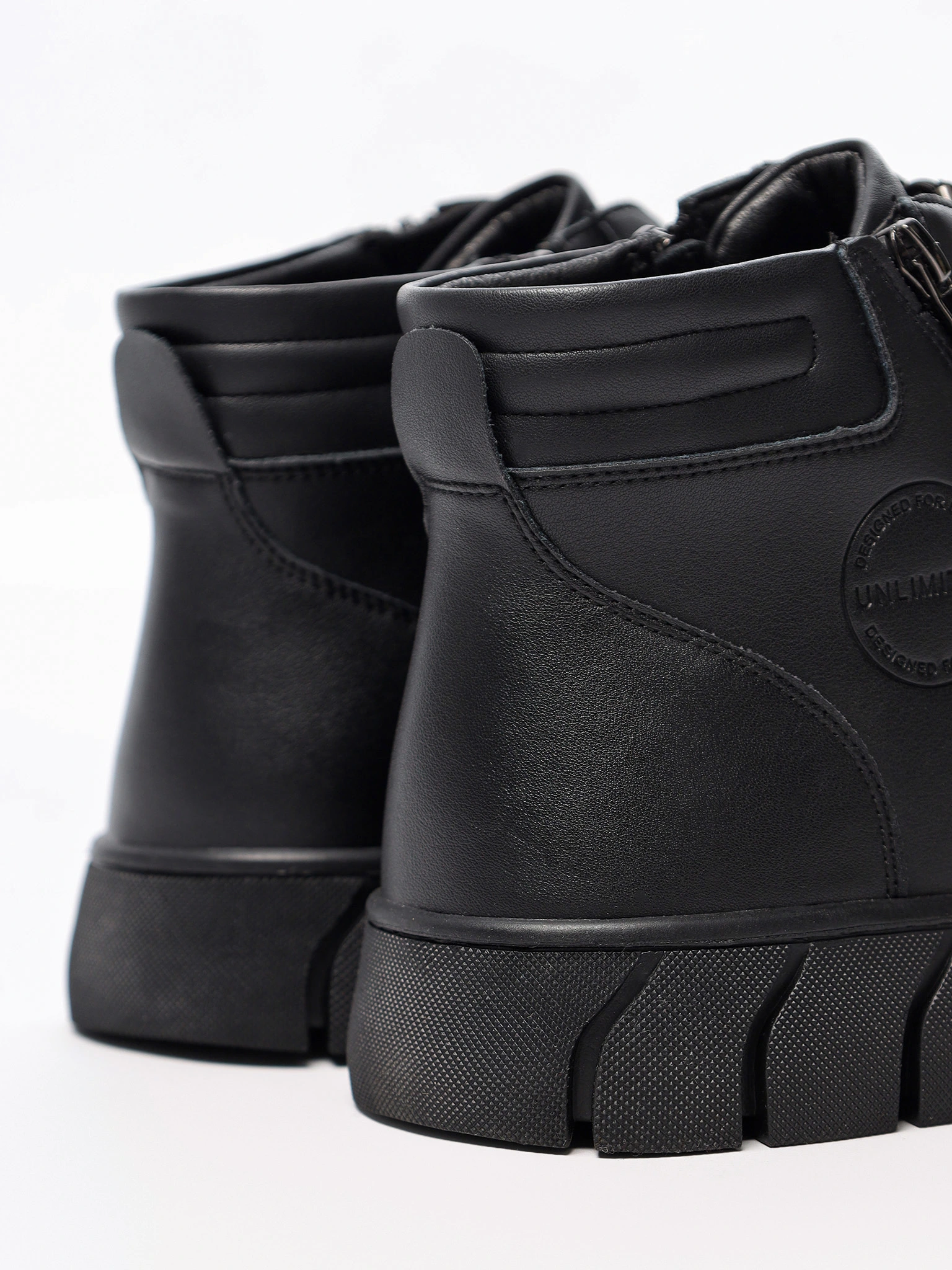 Ботинки черного цвета на средней платформе